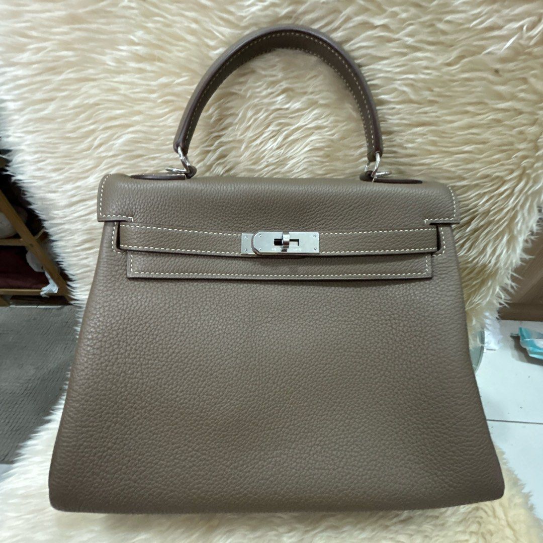 H Etoupe (Category: Cross-body Bags) located in Quezon City. Submitted by she-ann (Listing ID 1460617968, Image 1). Description: Hermes etoupe palladium Complete inclusion except box Mabango hindi amoy plastic Leather Not sure if auth pero super nice naman niya especially in person 29cm x 22 x 12 .