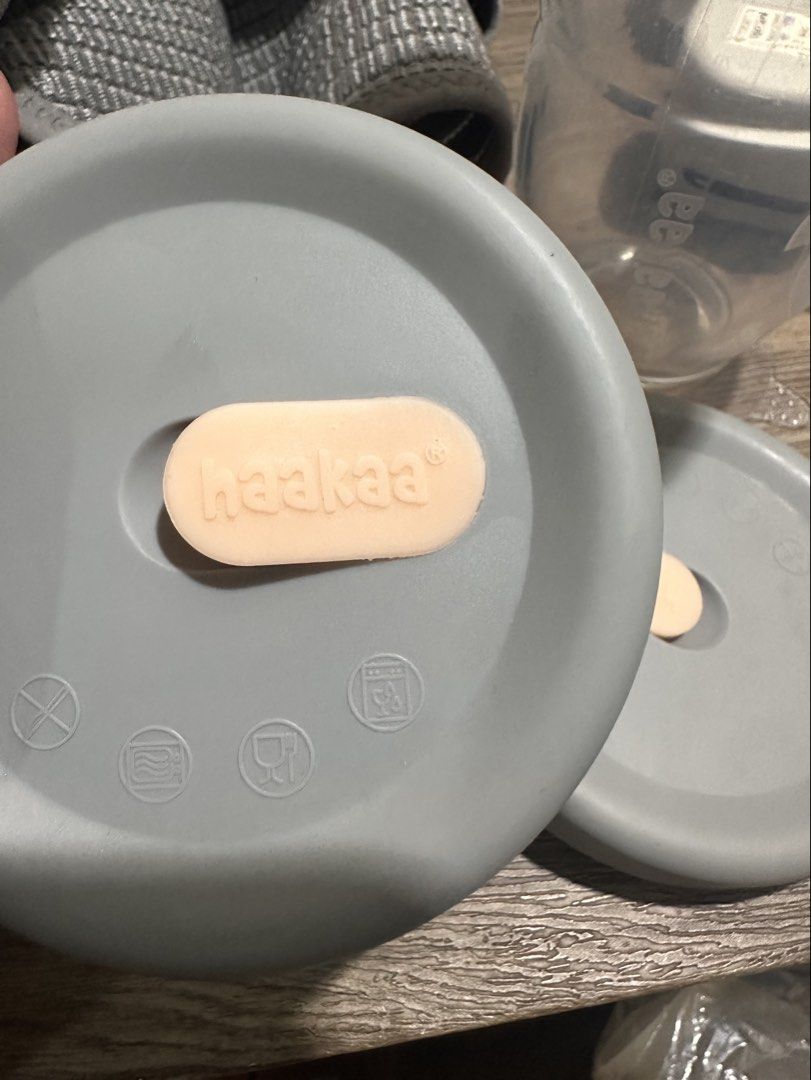 Haakaa Silicone Lids for Breast Pump (Category: Breastfeeding & Bottle Feeding) located in Paranaque City. Submitted by czeeh (Listing ID 1460677293, Image 2). Description: - Set of 3 Haakaa silicone lids - Fits Haakaa breast pump bottles - Color: Grey with light pink tab - Easy to use: simple to put on and take off - Keeps pumped milk fresh and safe from spilling.