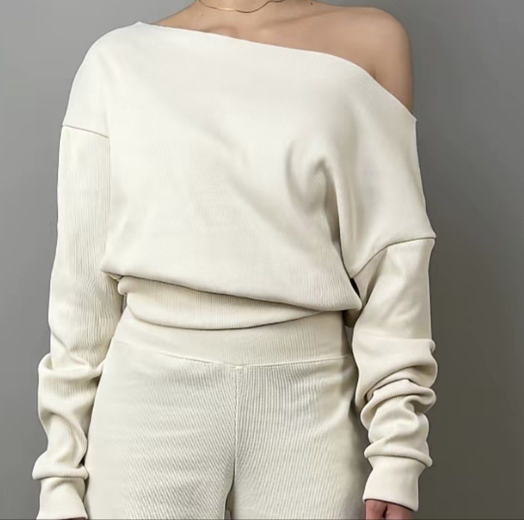 Hailey long sleeves off shoulder knit fabric (Category: Longsleeves) located in Guagua. Submitted by aewinterlemon (Listing ID 1460704616, Image 1). Description: Never used this top rfs: too small Size: L in cm: 20 | Bus in cm: 34-37.