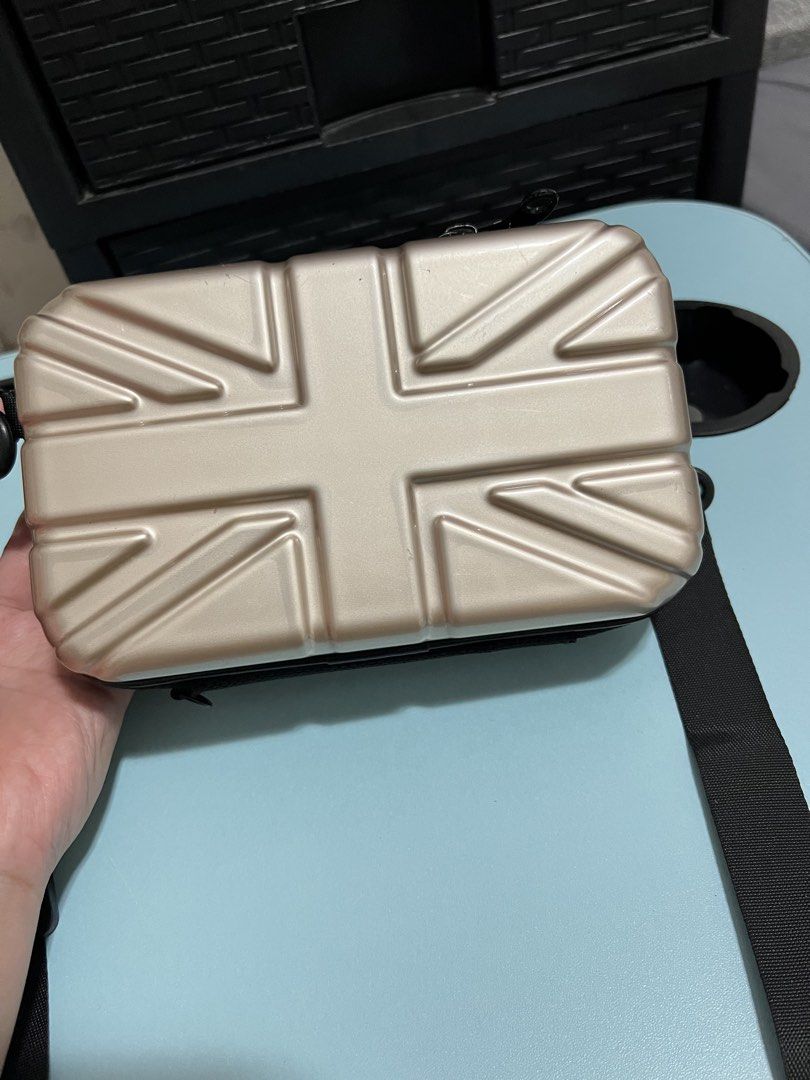 Hard case mini bag (Category: Cross-body Bags) located in Caloocan City. Submitted by youkayukay (Listing ID 1460601262, Image 1). Description: 👉🏻Adjustable strap ❓Issue: Slight scratches ⁉️Rfs: Decluttering 📍Location: North Caloocan/ Near Camarin Doctors Hospital 🫶ALL ITEMS ARE BRANDNEW OR PERSONAL PRE-LOVED🫶 ‼️NO RETURN‼️ ‼️NO EXCHANGE‼️.