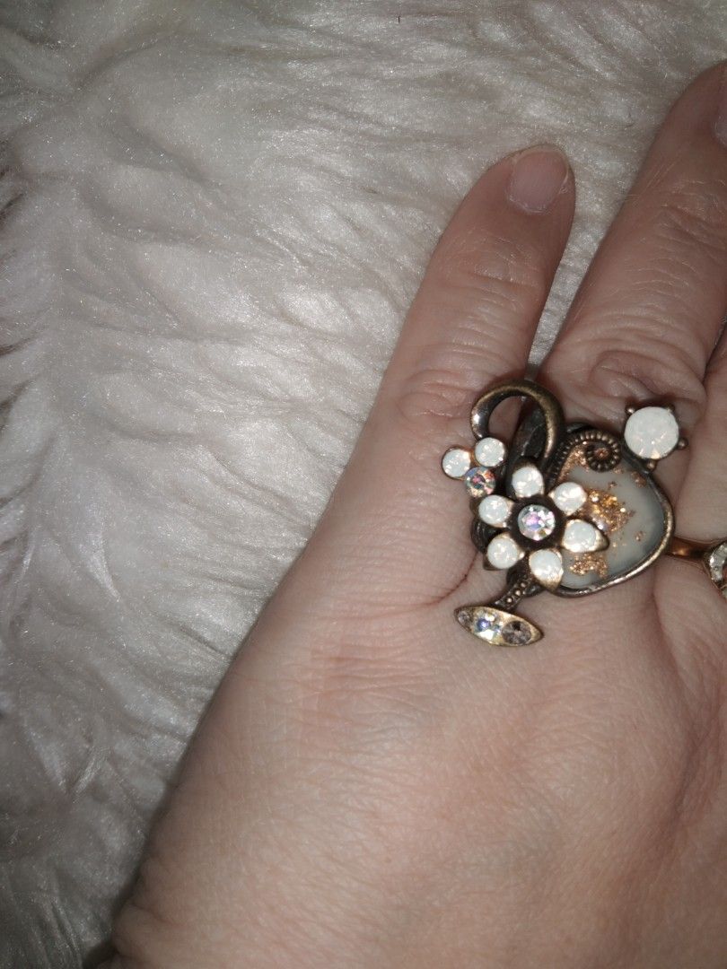 Heart stone ring size 8 (Category: Rings) located in Quezon City. Submitted by eidorableshop (Listing ID 1460564956, Image 1). Description: bronze.