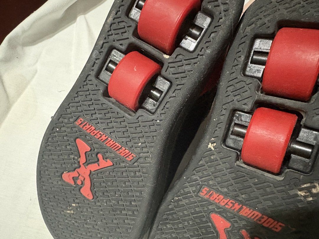 Heelys skate / sneaker shoes (Category: Babies & Kids Fashion) located in Cavite. Submitted by anything.used (Listing ID 1460554911, Image 3). Description: Heelys by sidewalk sports -removable wheels -19Cm / Eu32 -Signs of usage.