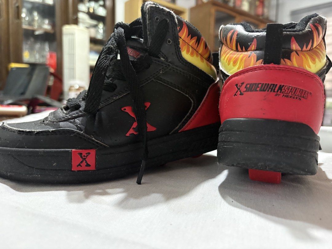 Heelys skate / sneaker shoes (Category: Babies & Kids Fashion) located in Cavite. Submitted by anything.used (Listing ID 1460554911, Image 1). Description: Heelys by sidewalk sports -removable wheels -19Cm / Eu32 -Signs of usage.