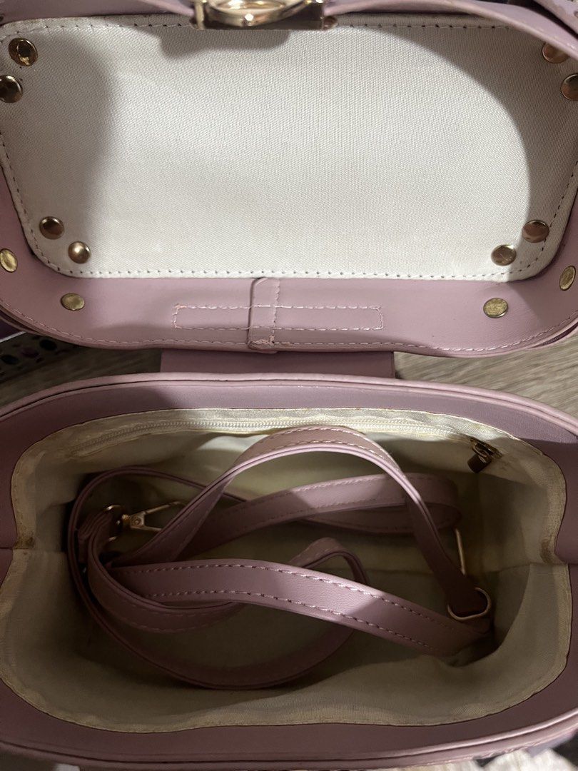 HELLO KITTY MINI VANITY STYLE PURSE (Category: Purses & Pouches) located in Makati City. Submitted by girlydy (Listing ID 1460607331, Image 2). Description: .