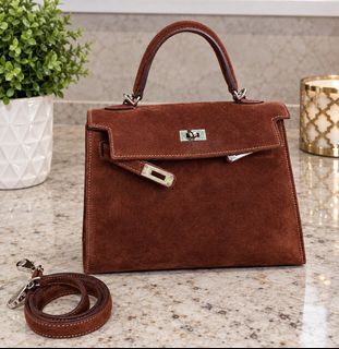 (Category: ) located in . Submitted by h_thrift_luxxe (Listing ID 1460519869, Image 1). Description: .