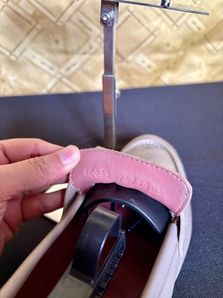 Hermes Loafers Nude (Category: Loafers) located in Bamban. Submitted by diffie_stuff (Listing ID 1460516766, Image 3). Description: condition: like new size: 38 us 7 cm 24 womens Directly message!.