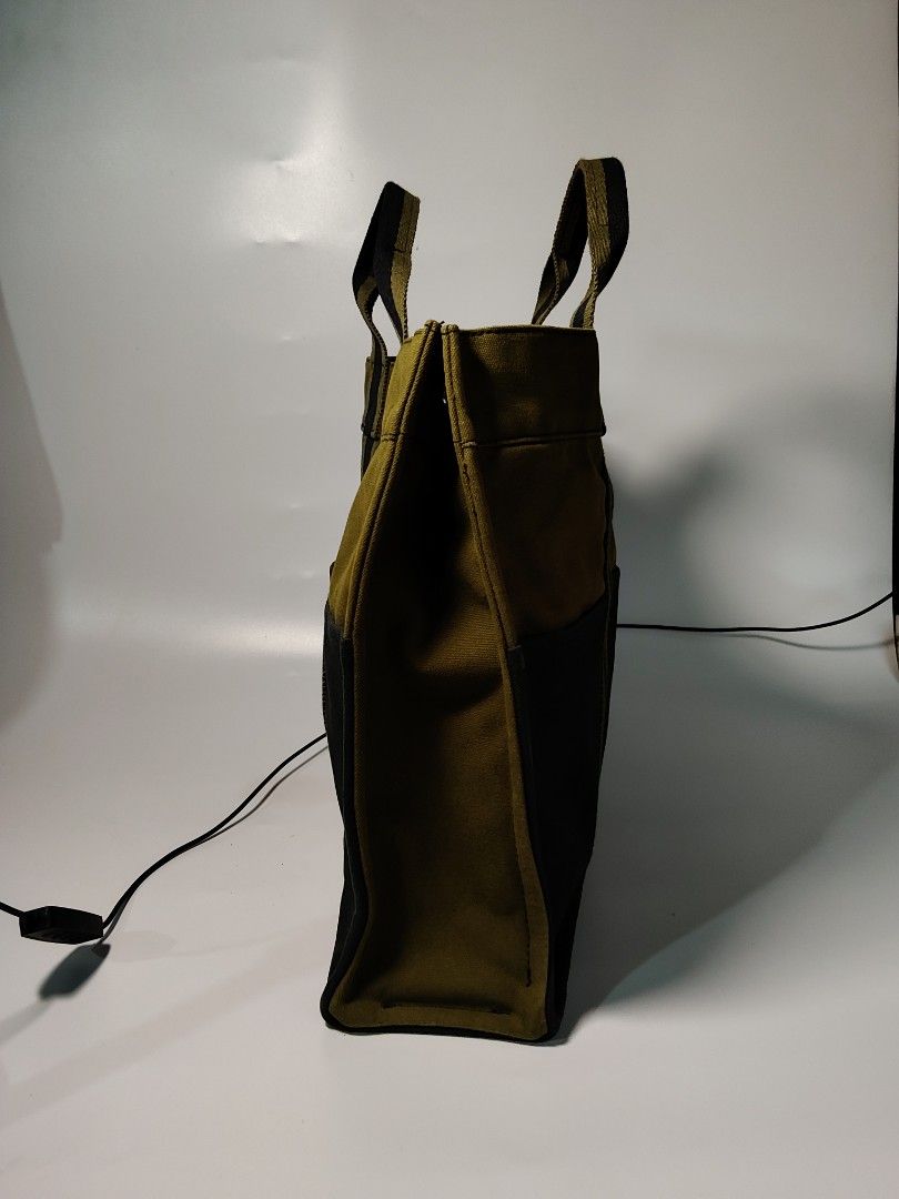 Hermis Canvas Fourre TOUT (Category: Briefcases) located in Valencia. Submitted by coolwolf_27a64f (Listing ID 1460578261, Image 3). Description: HERMÈS Vintage Fourre Tout Canvas Tote. A two-tone Fourre Tout in olive khaki and black cotton canvas - Hermès' take on the practical day tote, born in the late 1990s and still one of the most quietly recognizable pieces from the Paris house. Sturdy woven panels, contrast top section and the signature f