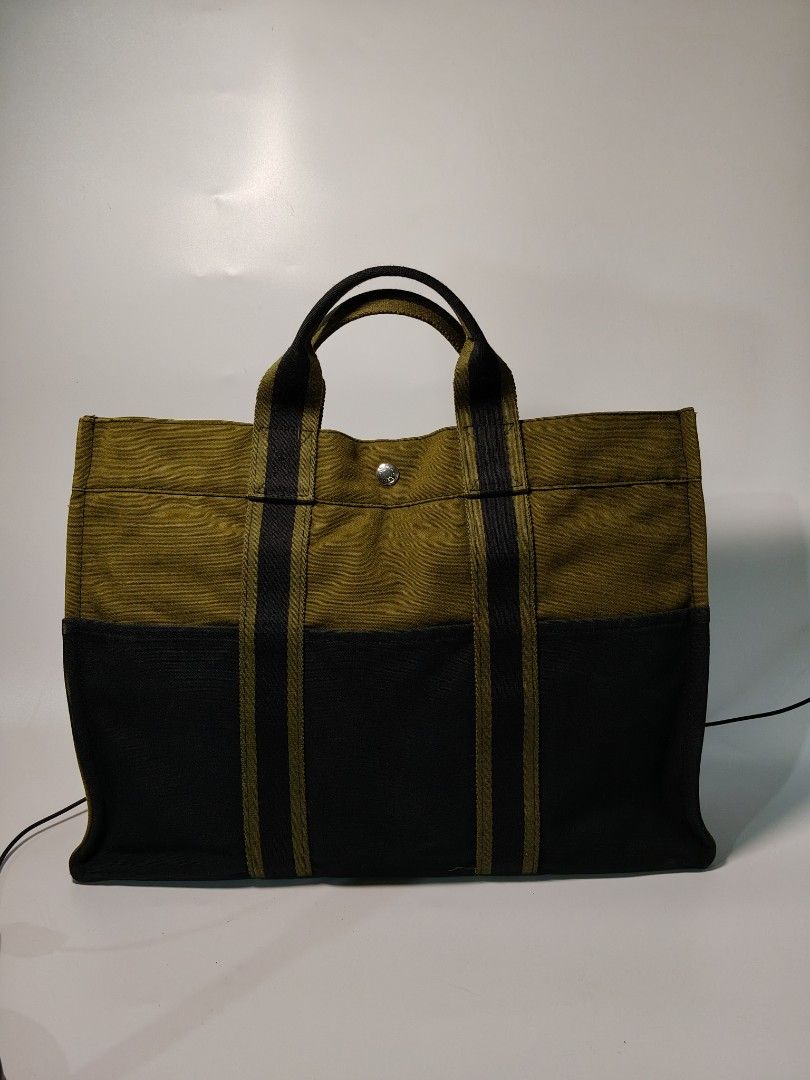 Hermis Canvas Fourre TOUT (Category: Briefcases) located in Valencia. Submitted by coolwolf_27a64f (Listing ID 1460578261, Image 1). Description: HERMÈS Vintage Fourre Tout Canvas Tote. A two-tone Fourre Tout in olive khaki and black cotton canvas - Hermès' take on the practical day tote, born in the late 1990s and still one of the most quietly recognizable pieces from the Paris house. Sturdy woven panels, contrast top section and the signature f