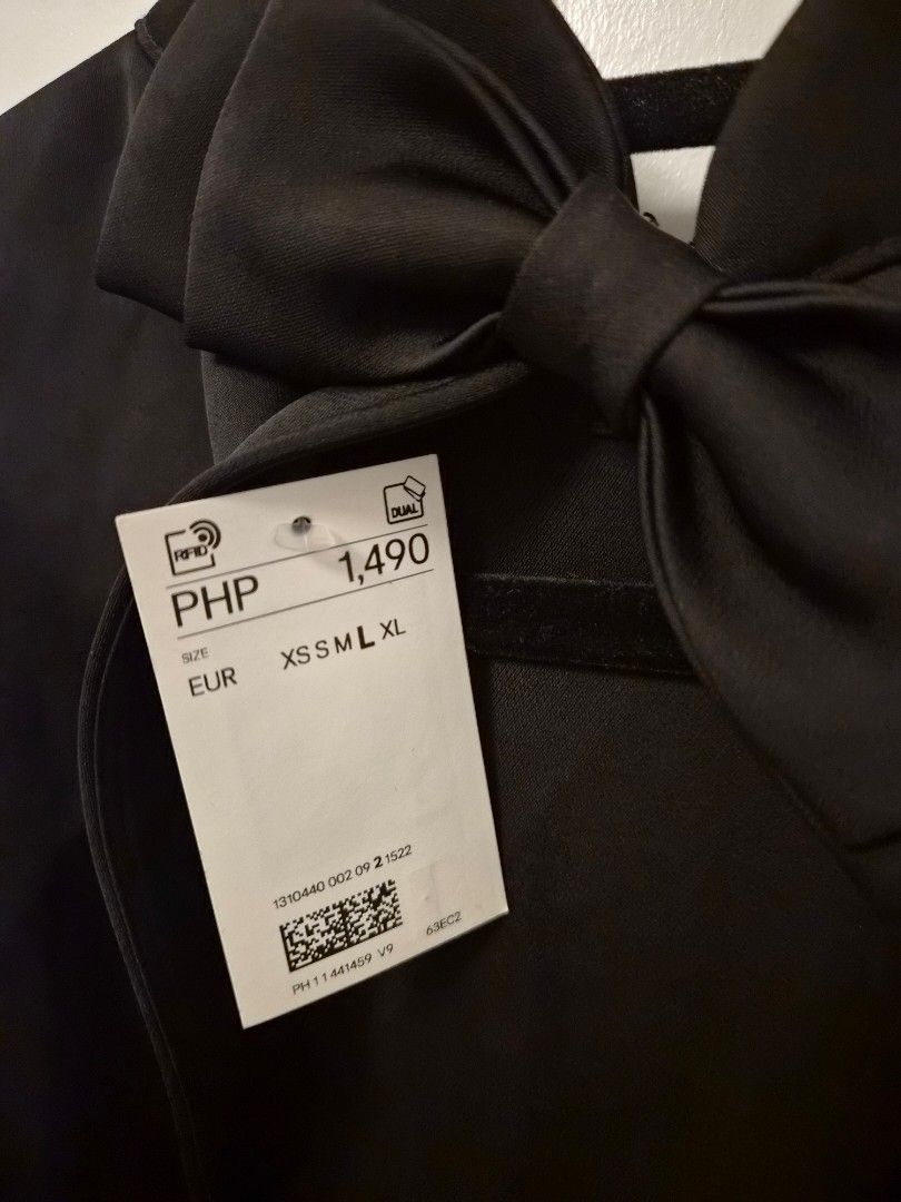 H&M Black Top, Backless with Bow (Category: Blouses) located in Pasig City. Submitted by thethingswekeep (Listing ID 1460708157, Image 3). Description: - Backless - Black Silk - Short sleeves - High neckline - Cute bow detail at the back - Original tag attached - Size XL RFS: Too big for me! .