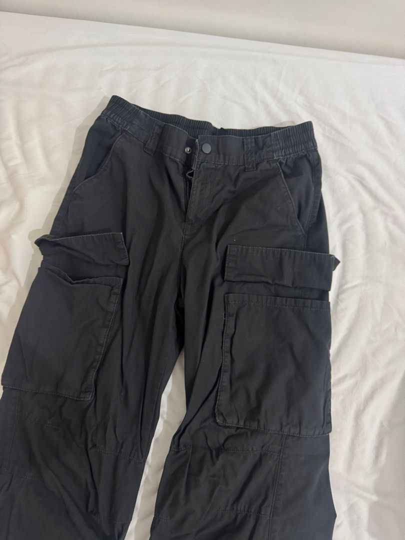 H&M Black Cargo Pants (Category: Other Bottoms) located in Manila. Submitted by kvenriri (Listing ID 1460656529, Image 1). Description: bought in europe rfs: too long .