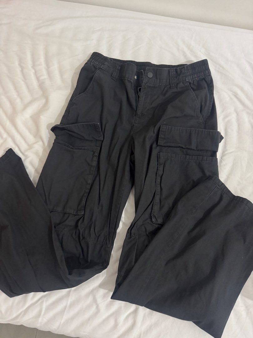 H&M Black Cargo Pants (Category: Other Bottoms) located in Manila. Submitted by kvenriri (Listing ID 1460656529, Image 3). Description: bought in europe rfs: too long .