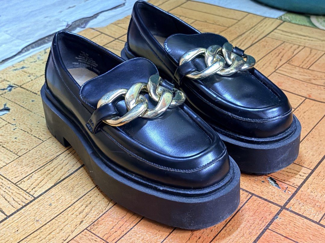 H&M Black Chunky Chain Platform Loafers (Category: Loafers) located in Quezon City. Submitted by ansherina0915 (Listing ID 1460554481, Image 3). Description: Used twice. No OG Box. No issue on leather, no scratch, just dirt. Tiny peel off on the chain Heavy and high quality RFS not my style anymore SF shouldered by buyer -Classic black loafers with a modern chunky gold chain detail. - Platform sole for added height and style. - Effortless slip-on