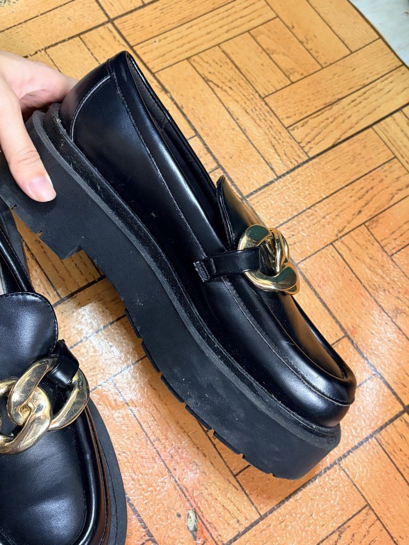 H&M Black Chunky Chain Platform Loafers (Category: Loafers) located in Quezon City. Submitted by ansherina0915 (Listing ID 1460554481, Image 2). Description: Used twice. No OG Box. No issue on leather, no scratch, just dirt. Tiny peel off on the chain Heavy and high quality RFS not my style anymore SF shouldered by buyer -Classic black loafers with a modern chunky gold chain detail. - Platform sole for added height and style. - Effortless slip-on