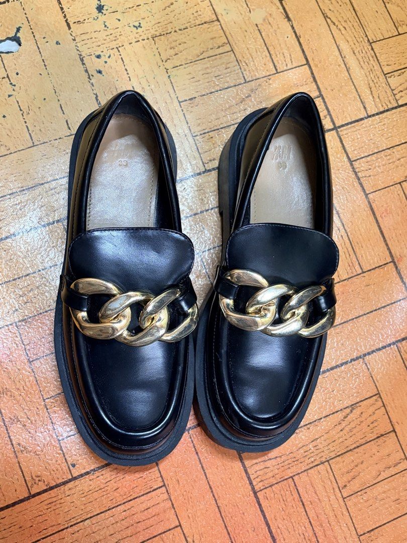 H&M Black Chunky Chain Platform Loafers (Category: Loafers) located in Quezon City. Submitted by ansherina0915 (Listing ID 1460554481, Image 1). Description: Used twice. No OG Box. No issue on leather, no scratch, just dirt. Tiny peel off on the chain Heavy and high quality RFS not my style anymore SF shouldered by buyer -Classic black loafers with a modern chunky gold chain detail. - Platform sole for added height and style. - Effortless slip-on