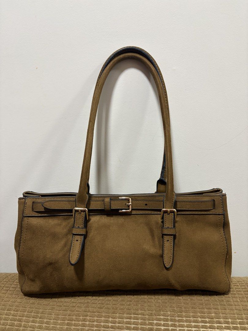 H&M Brown Suede Shoulder Bag (Category: Shoulder Bags) located in Manila. Submitted by cynderellashop (Listing ID 1460670688, Image 1). Description: NO LOWBALLERS SERIOUS BUYERS ONLY Brown suede shoulder bag from H&M - Features stylish buckle details on the front - Secure magnetic closure inside - Spacious interior, ideal for daily essentials - Used once only MOP: gcash/bdo Lalamove/grab/lbc Location: pasay city.