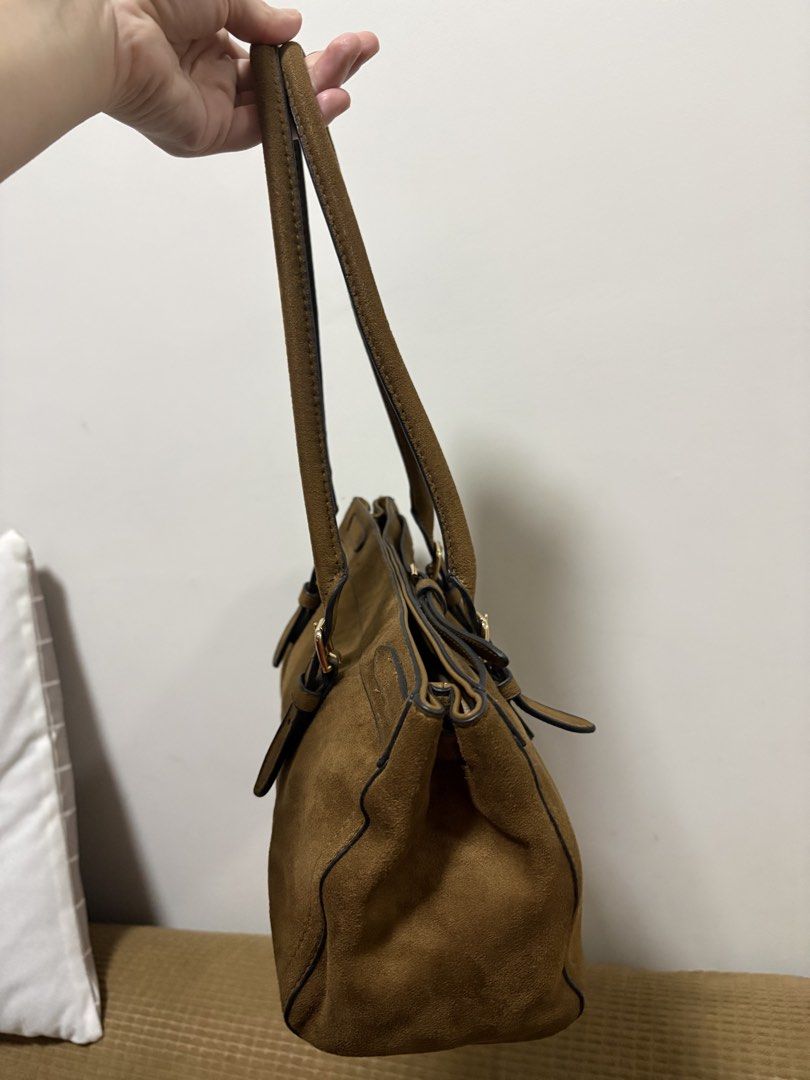 H&M Brown Suede Shoulder Bag (Category: Shoulder Bags) located in Manila. Submitted by cynderellashop (Listing ID 1460670688, Image 2). Description: NO LOWBALLERS SERIOUS BUYERS ONLY Brown suede shoulder bag from H&M - Features stylish buckle details on the front - Secure magnetic closure inside - Spacious interior, ideal for daily essentials - Used once only MOP: gcash/bdo Lalamove/grab/lbc Location: pasay city.