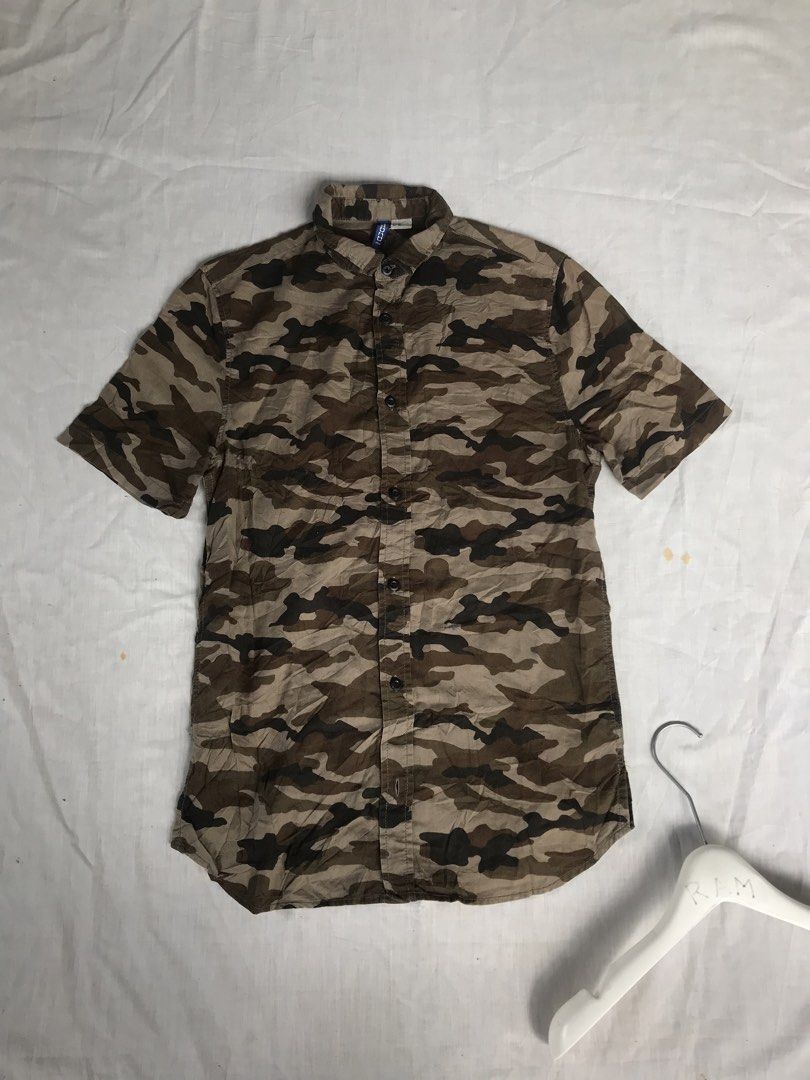 H&M Camou Buttondown Polo (Category: Tshirts & Polo Shirts ) located in San Fernando. Submitted by ramjames18 (Listing ID 1460712632, Image 2). Description: •H&M Camou Buttondown Short Sleeve Polo🔥 -Excellent Condition -9.8/10 Color Rate -Xsmall(18x27.5) -Honest Issue, missing 1 button sa pina ka last pero may extra button naman Pm sa interested 📥.