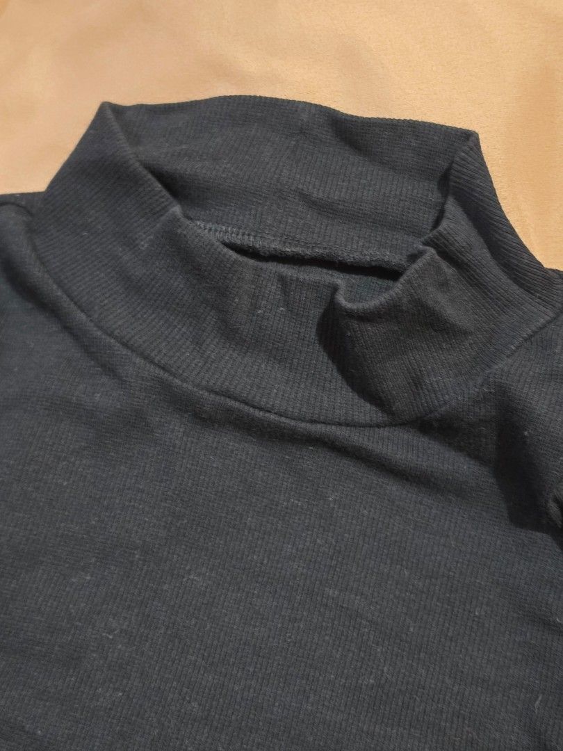 H&M Cotton Turtleneck Longsleeve (Category: Longsleeves) located in Malabon City. Submitted by lpzangie (Listing ID 1460604565, Image 3). Description: - Brand: H&M - Color: Black - Style: Long-sleeved turtleneck - Material: Organic cotton - Features: Ribbed texture throughout - Versatility: Great for layering or wearing on its own - Comfort: Comfortable and versatile basic piece.