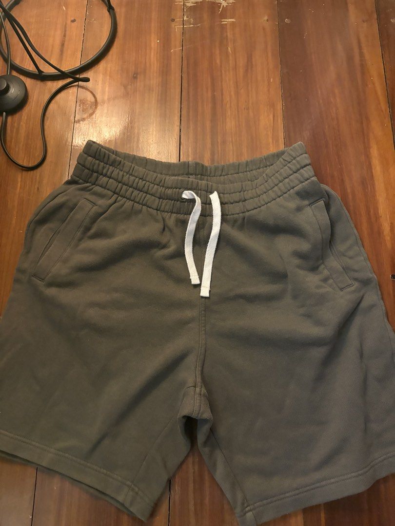 H&M Divided Basic Olive Green Sweat Shorts (Category: Shorts) located in Paranaque City. Submitted by max_bully014 (Listing ID 1460595776, Image 1). Description: - H&M Divided olive green sweat shorts - Size S - Elastic waistband with drawstring - Two side pockets - Comfortable and casual - Ideal for lounging or everyday wear.