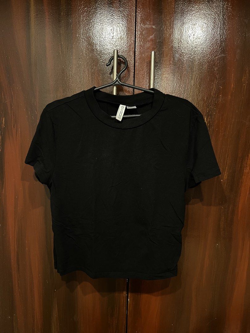 H&M Divided Black Basic T-shirt Semi Cropped Croptop (Category: Shirts) located in Quezon City. Submitted by miedeclutter (Listing ID 1460629098, Image 1). Description: Color condition: 10/10 - Black H&M Divided basic t-shirt - Crew neck - Short sleeves - Simple and versatile for everyday wear - Easy to pair with any outfit.