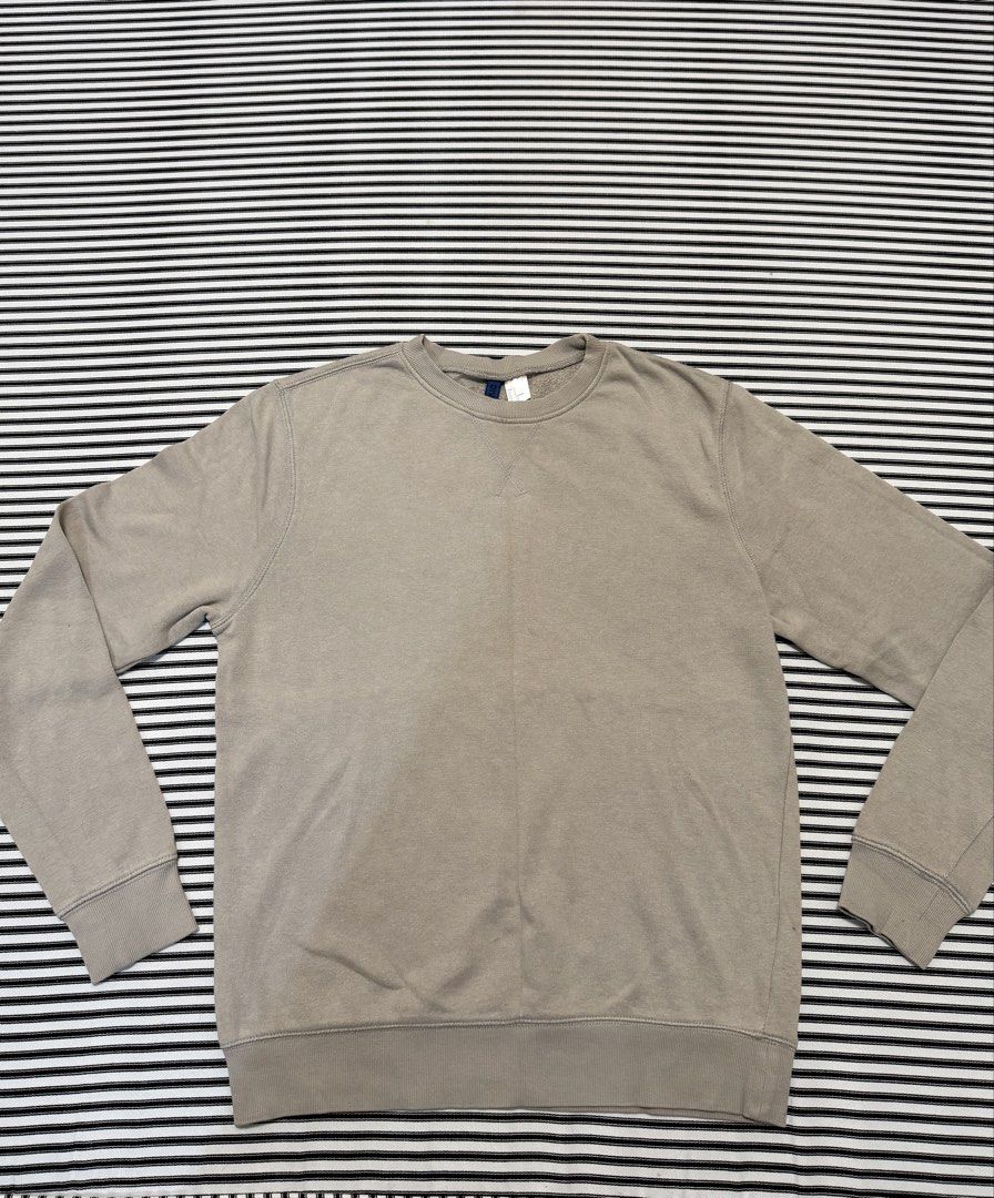 H&M Divided Grey Crewneck Sweatshirt (Category: Coats, Jackets and Outerwear) located in Cavite. Submitted by mosesangelo (Listing ID 1460589250, Image 1). Description: - Grey crewneck sweatshirt from H&M Divided - Long sleeves with ribbed cuffs and hem - Condition: 9/10.