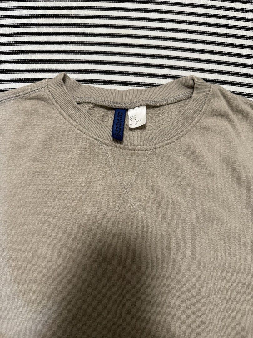 H&M Divided Grey Crewneck Sweatshirt (Category: Coats, Jackets and Outerwear) located in Cavite. Submitted by mosesangelo (Listing ID 1460589250, Image 2). Description: - Grey crewneck sweatshirt from H&M Divided - Long sleeves with ribbed cuffs and hem - Condition: 9/10.