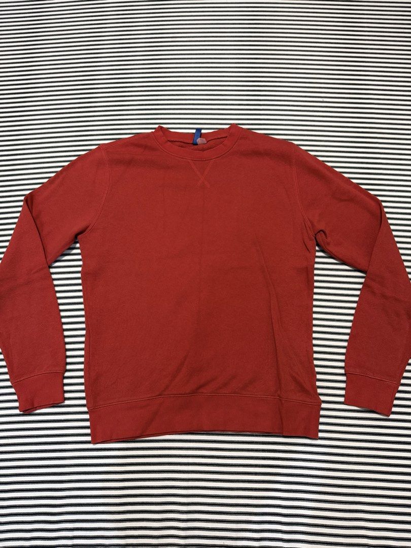 H&M Divided Red Crewneck Sweatshirt (Category: Coats, Jackets and Outerwear) located in Cavite. Submitted by mosesangelo (Listing ID 1460589231, Image 1). Description: - Red crewneck sweatshirt from H&M Divided - Long sleeves with ribbed cuffs and hem - Condition: 9/10.