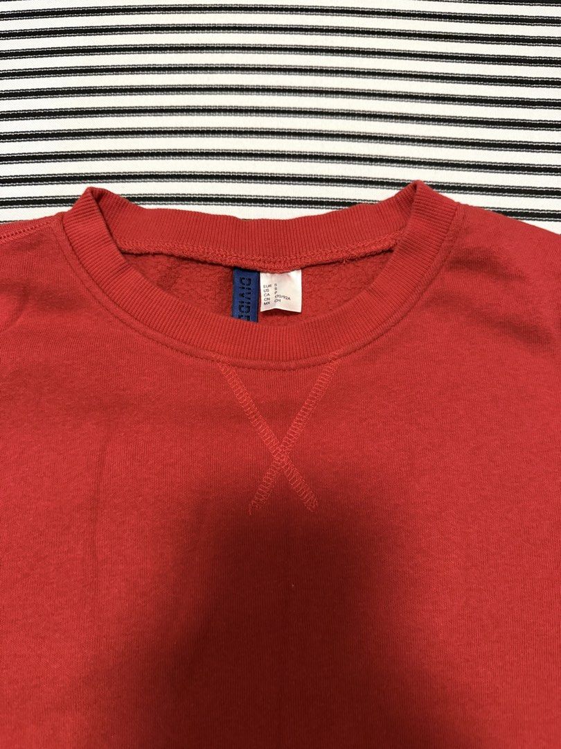 H&M Divided Red Crewneck Sweatshirt (Category: Coats, Jackets and Outerwear) located in Cavite. Submitted by mosesangelo (Listing ID 1460589231, Image 2). Description: - Red crewneck sweatshirt from H&M Divided - Long sleeves with ribbed cuffs and hem - Condition: 9/10.