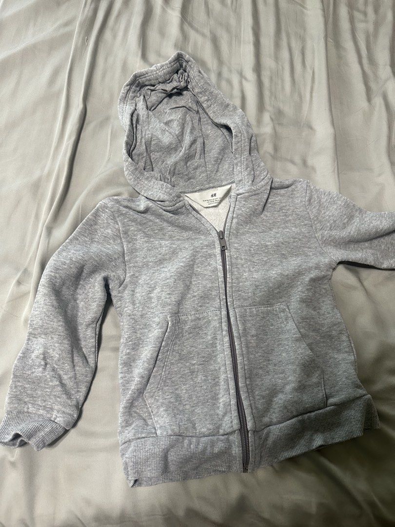 H&M Grey Zip-Up Hoodie (Category: Babies & Kids Fashion) located in Manila. Submitted by silver.truemountain (Listing ID 1460574173, Image 1). Description: - H&M Grey Zip-Up Hoodie - Size 2-4 yr old - Long sleeves with ribbed cuffs and hem - Two front pockets - Hooded design - Easy to wear for everyday - Great for layering.