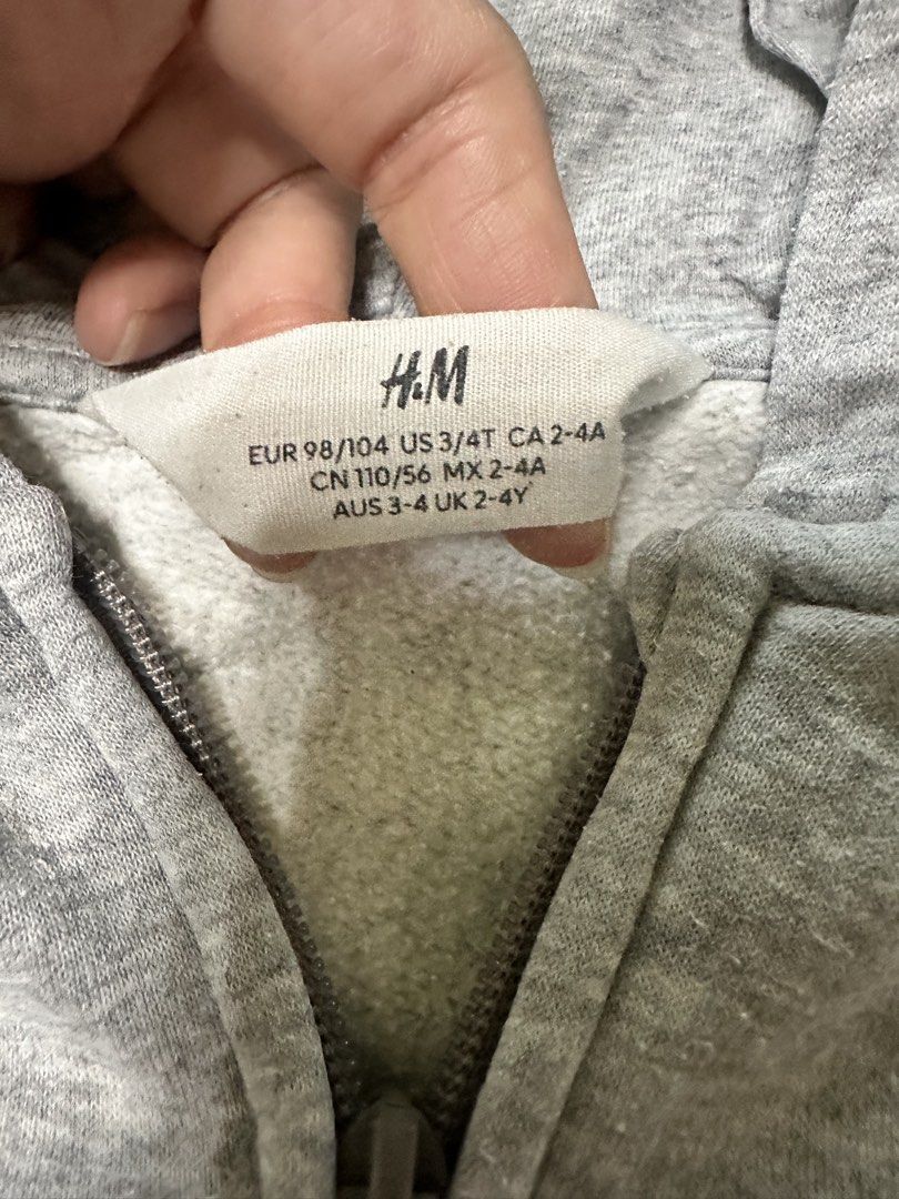 H&M Grey Zip-Up Hoodie (Category: Babies & Kids Fashion) located in Manila. Submitted by silver.truemountain (Listing ID 1460574173, Image 2). Description: - H&M Grey Zip-Up Hoodie - Size 2-4 yr old - Long sleeves with ribbed cuffs and hem - Two front pockets - Hooded design - Easy to wear for everyday - Great for layering.