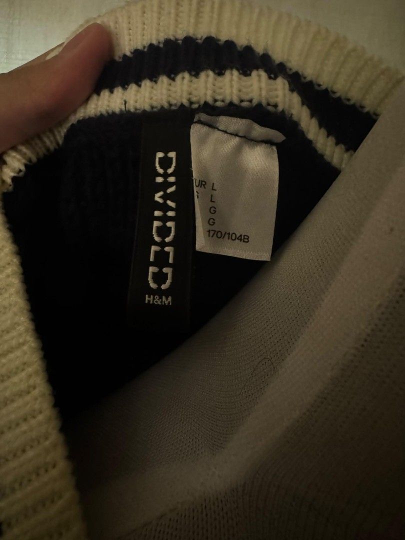 H&M knitted sweater vest (Category: Others Tops) located in Manila. Submitted by pogingmabango (Listing ID 1460669977, Image 2). Description: Fits M-L 📌 Cubao MOP: Gcash MOD: Lalamove, Jnt.