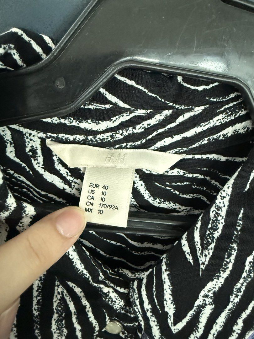 H&M maxi dress (Category: Dresses) located in Makati City. Submitted by nmvs1 (Listing ID 1460662952, Image 3). Description: H&m maxi dress printed Snap button closure not stretch Used thrice excellent condition Uk 10 med to large frame.
