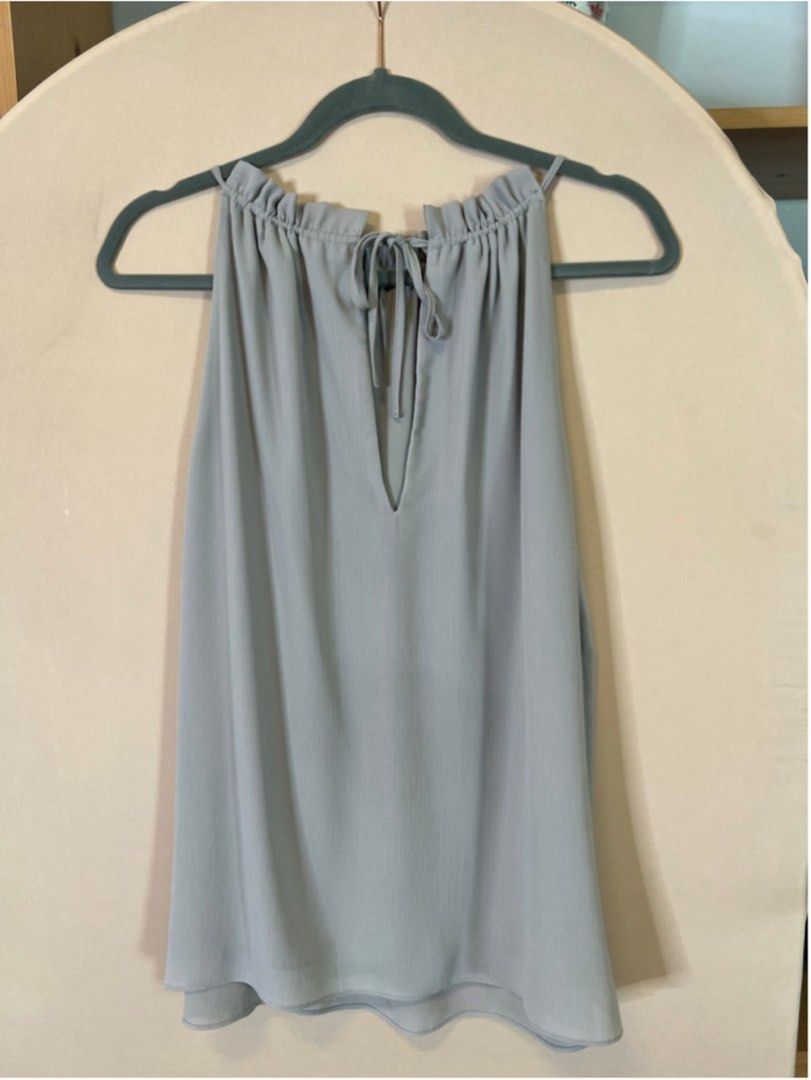 H&M Reversible Flowy Top (Category: Sleeveless) located in Cebu City. Submitted by zarizariii___ (Listing ID 1460700215, Image 2). Description: - Halter neck with tie detail - Lightweight fabric.