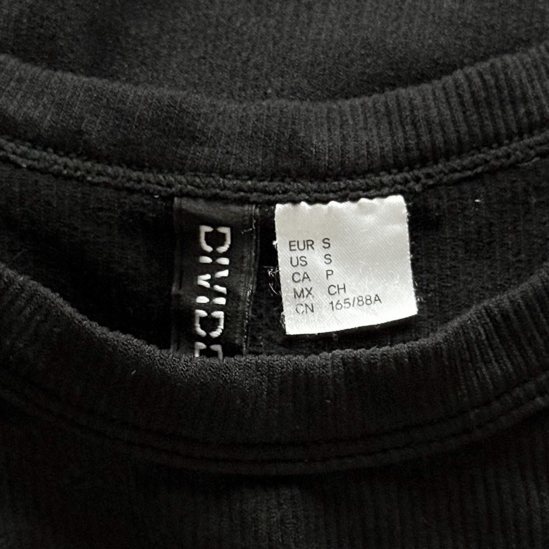 H&M Ribbed Crop Tank (Category: Others Tops) located in Antipolo. Submitted by rosywardrobe (Listing ID 1460678709, Image 2). Description: 🎀 MAKE READING A HABIT 🎀 • No order form, no reservation! • Strictly 1 day reservation • Payment first before order processing • No return, No exchange • Don’t make an offer if you’re not 100% sure • No shipping every weekends — PAYMENT CHANNELS — • GCash • Gotyme • Maya • BDO • BPI • Unionbank — DELIVERY ME
