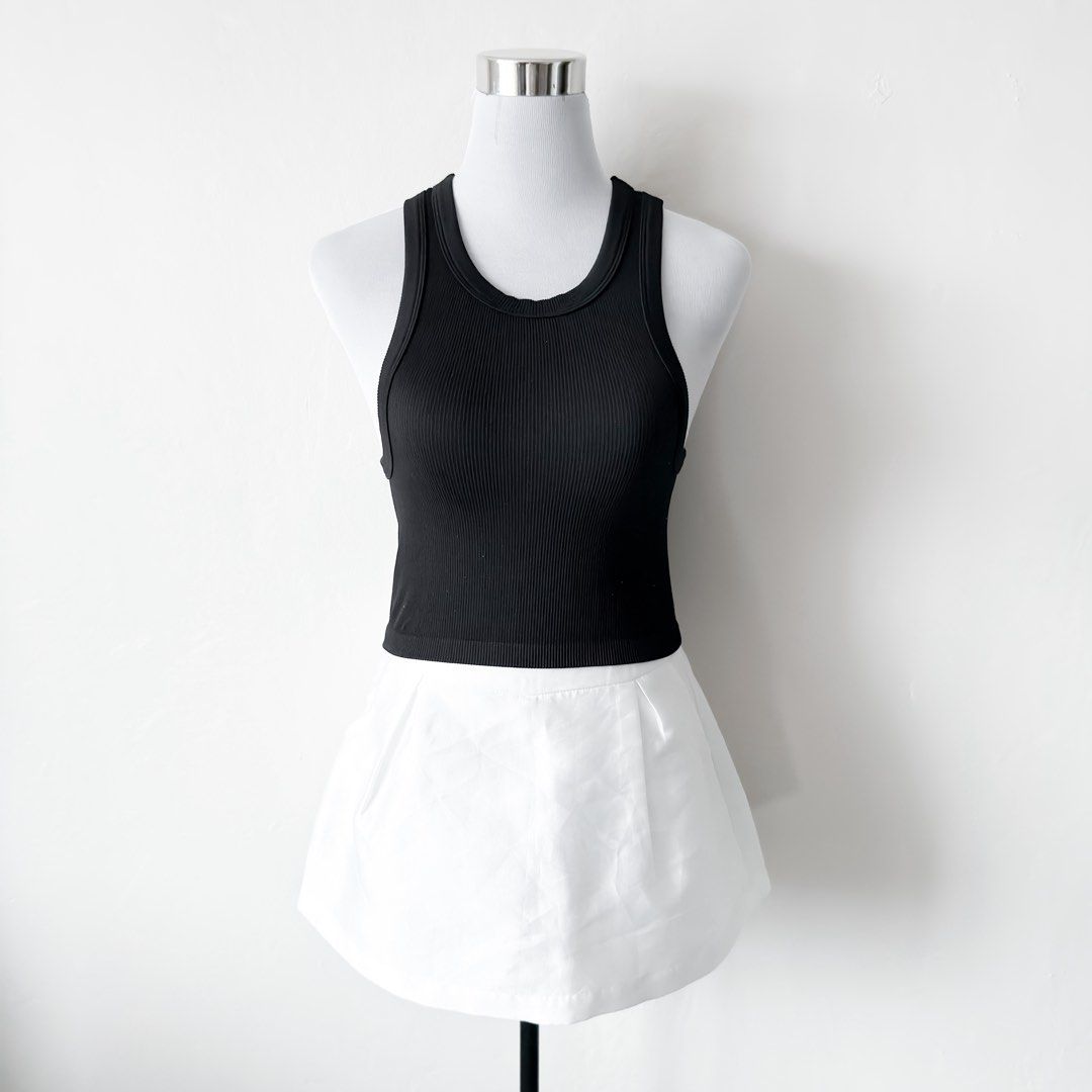 H&M Ribbed Crop Tank (Category: Others Tops) located in Antipolo. Submitted by rosywardrobe (Listing ID 1460678709, Image 1). Description: 🎀 MAKE READING A HABIT 🎀 • No order form, no reservation! • Strictly 1 day reservation • Payment first before order processing • No return, No exchange • Don’t make an offer if you’re not 100% sure • No shipping every weekends — PAYMENT CHANNELS — • GCash • Gotyme • Maya • BDO • BPI • Unionbank — DELIVERY ME