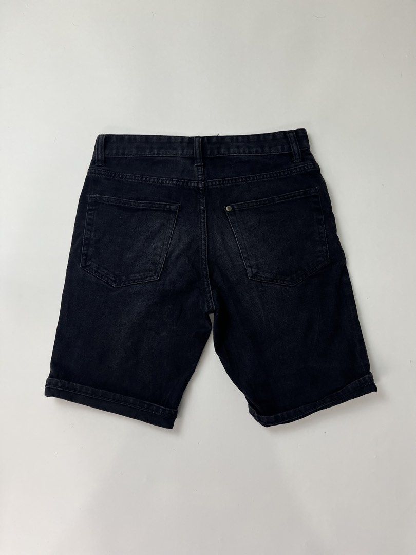 H&M Shorts (Category: Shorts) located in Makati City. Submitted by ufcknwthbst (Listing ID 1460558886, Image 2). Description: 18 inch length 9.5/10 condition No issue.