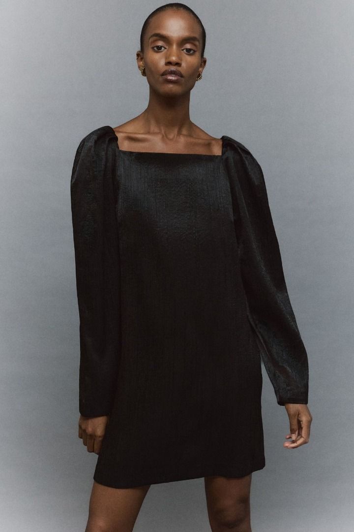 H&M SQUARE-NECK CRÊPE DRESS (Category: Dresses) located in Quezon City. Submitted by declutter_e (Listing ID 1460626253, Image 3). Description: Black Puff Sleeve Square Neck Mini Dress Used once for an event. - Black mini dress - Textured fabric - Puff long sleeves - Square neckline - Perfect for nights out or special occasions - Easy to style with heels or boots Bought for P1700 Size: US Women's Large Selling for P900 For photo requests, please 