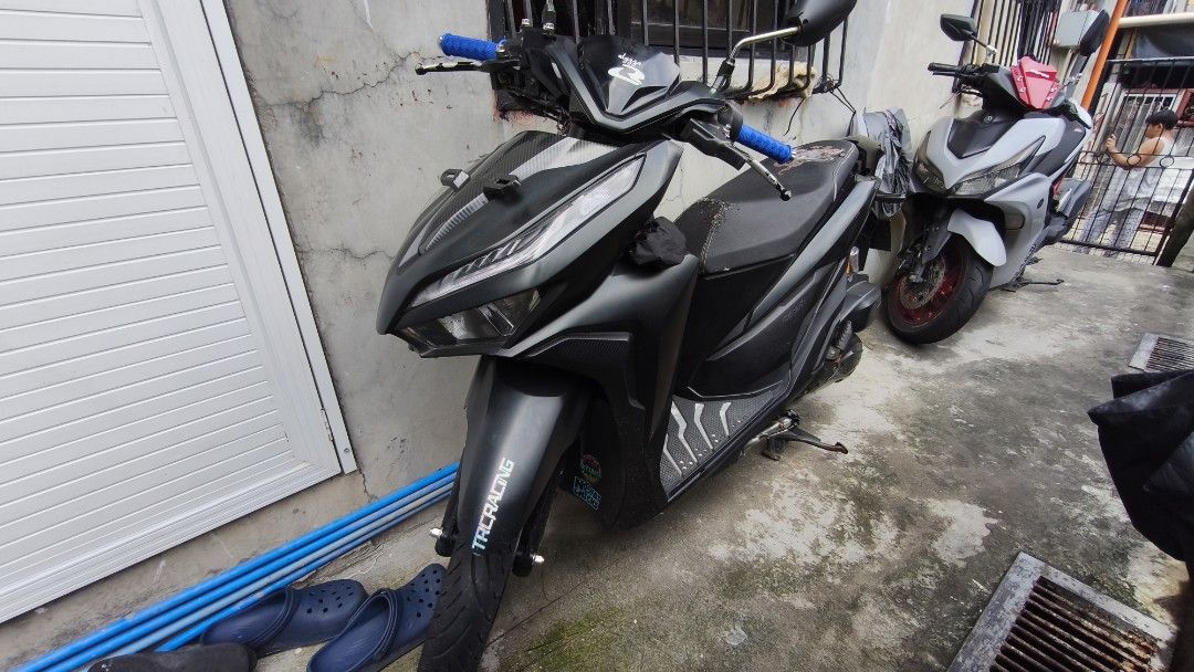 Honda Click v2 2022 (Category: Motorbikes for Sale) located in Caloocan City. Submitted by yshnggg (Listing ID 1460562840, Image 2). Description: For sale/swap sa honda navi Honda click V2 Year Model: 2022 Odo: 28k Registration: Registered until October Specs: TRC Shock RCB mags Euro Grip tire Akra Muffler Issues: common issue gasgas and kaunting basag sa tapalodo. Location: Valenzuela.