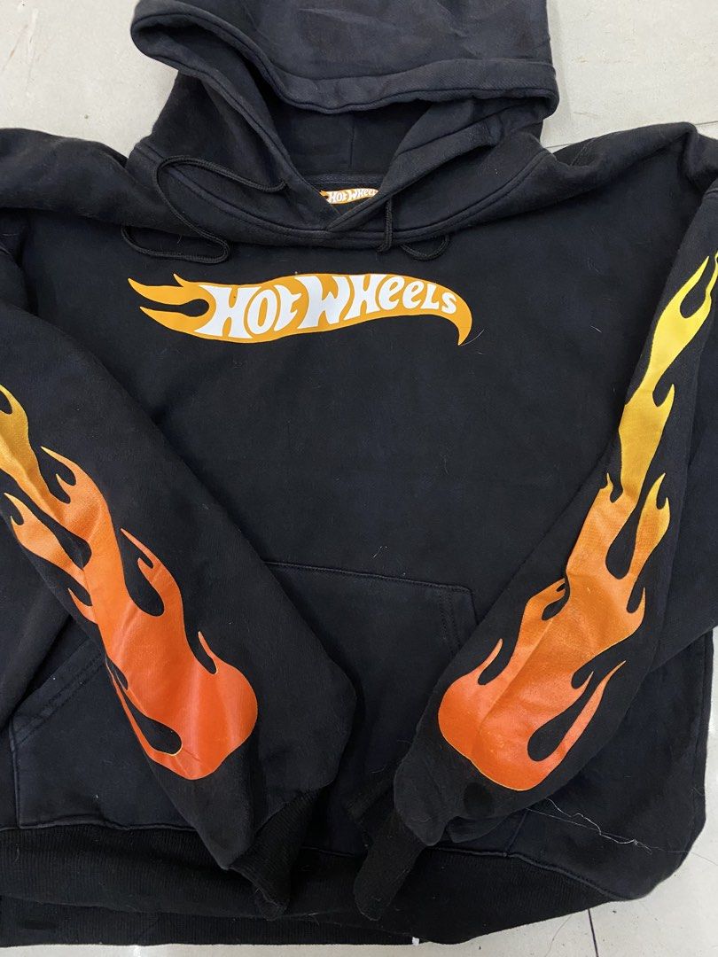 Hot wheels flame hoodie (Category: Hoodies) located in Manila. Submitted by ercmrsmam (Listing ID 1460659249, Image 3). Description: HOT WHEELS FLAME HOODIE W23.5 L26 Minimal scratch on print Color may vary due to lighting Need wash Dm if interested 📩 will be posted on my carousell acc⬇️ Check out ercmrsmam listings on #Carousell: https://carousell.app.link/mu0SnqUHP3b 📍baclaran paranaque metro manila 🛵jnt/lalamove courier 💵 mop: gcash.