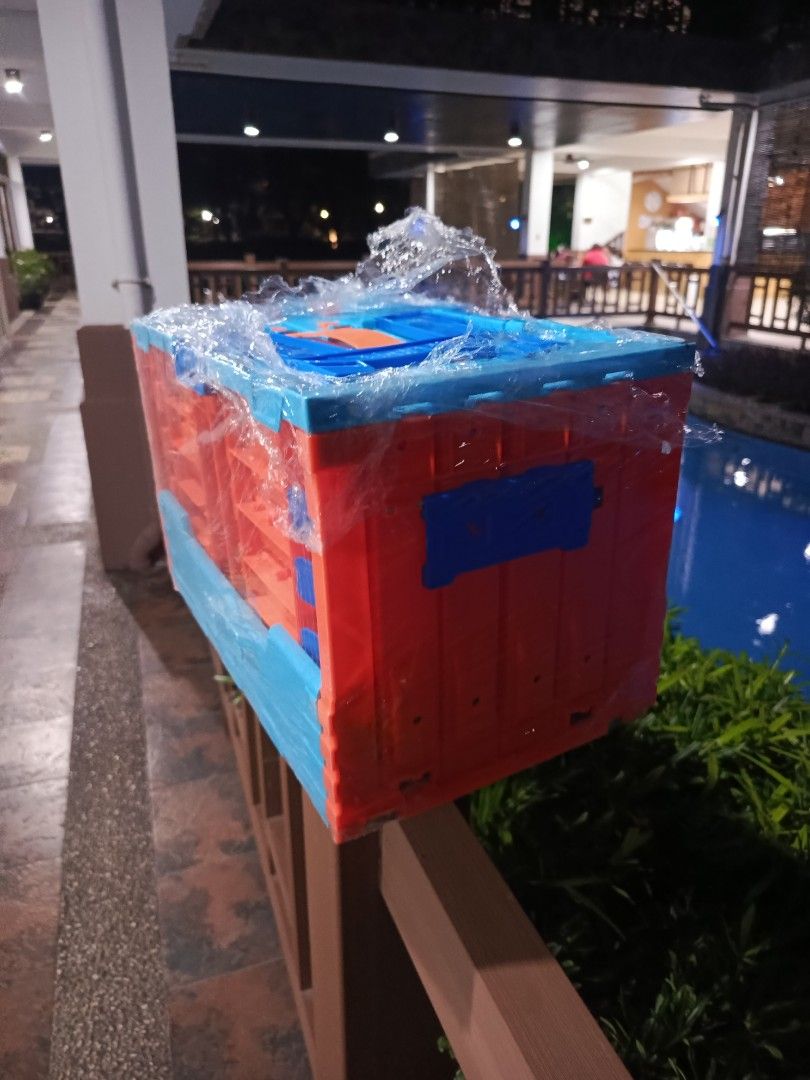 Hot Wheels Race Crate 3 in 1 (Category: Kids Toys) located in Taguig. Submitted by jobrense (Listing ID 1460708402, Image 3). Description: - Hot Wheels Track Builder Stunt Box playset - Features orange and blue colors - Folds up for convenient storage - Includes track pieces and a launcher - Provides hours of racing fun - Encourages creative track building - Perfect gift for Hot Wheels fans.