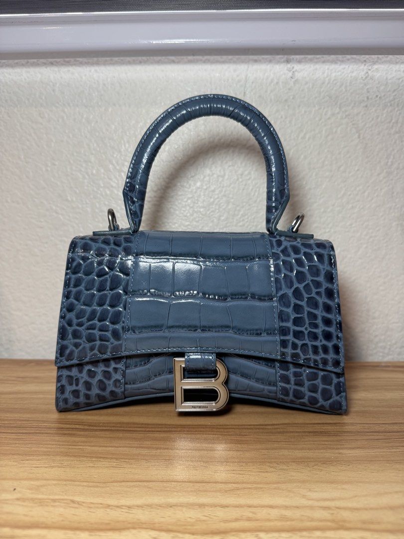 Hourglass (Category: Luxury Bags & Wallets) located in Abucay. Submitted by miaou_finds (Listing ID 1460617864, Image 3). Description: .