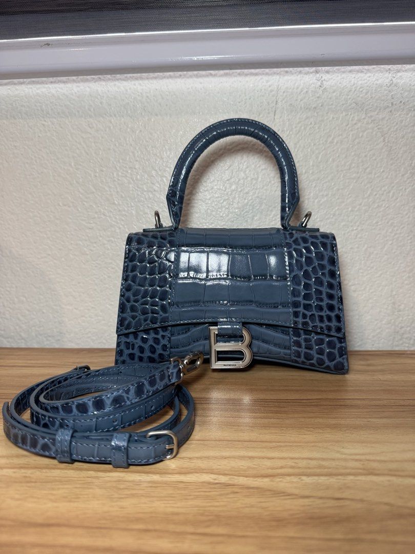 Hourglass (Category: Luxury Bags & Wallets) located in Abucay. Submitted by miaou_finds (Listing ID 1460617864, Image 1). Description: .