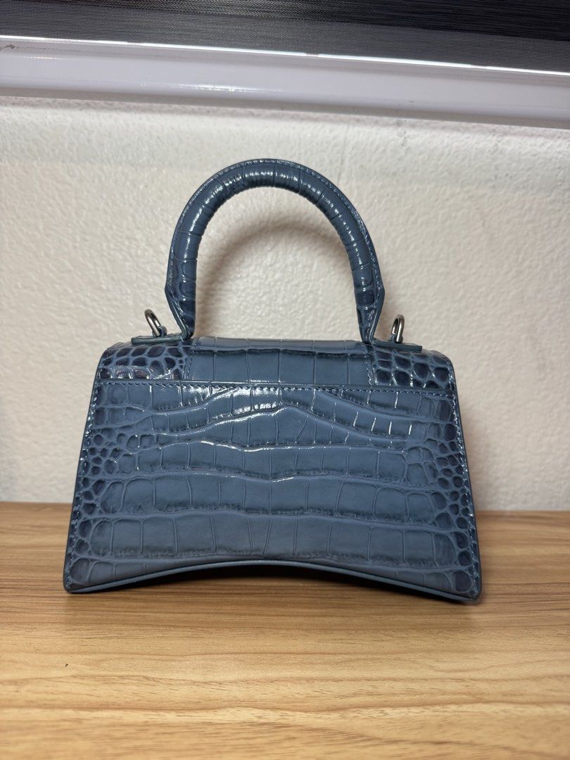 Hourglass (Category: Luxury Bags & Wallets) located in Abucay. Submitted by miaou_finds (Listing ID 1460617864, Image 2). Description: .