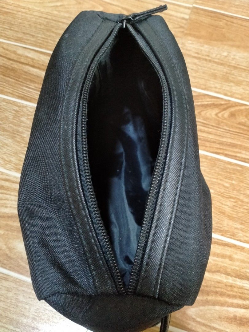 HUGO BOSS POUCH BAG (Category: Belt bags, Clutches and Pouches) located in Cabuyao City. Submitted by Bike_Clothing10 (Listing ID 1460507710, Image 3). Description: READ FIRST.. FOR SALE: HUGO BOSS POUCH BAG Excellent Condition Looks New Leather Strap Legit PRICE: 1200 Free Shipping (J&T) PICK UP OR SHIPPING ONLY LOCATION: Cabuyao Laguna -NO COD/COP- Courier: J&T Mop: Gcash PM FOR INQUIRIES.....