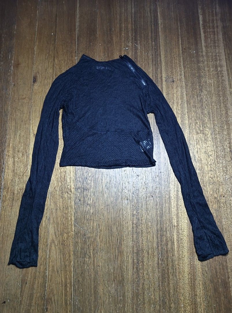 Hyein SEO helix long sleeve (Category: Longsleeves) located in Mandaluyong City. Submitted by beloved_kirara (Listing ID 1460593698, Image 2). Description: good condition no issue dimension L 18 w 16 500 + sf location mandaluyong willing to meet up as long as it's near my area.