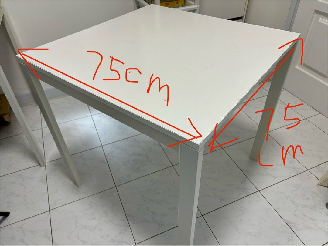 IKEA桌子 75cm x 75cm （分類：桌子）位於 Hong Kong。 由 kateau 提交（商品編號 1460553164，圖片 1）。簡介： Selling a white square table. Measures 75cm by 75cm. Good for dining or as a workspace. Simple design, fits most spaces. Legs are sturdy. Easy to clean surface. Great for small apartments or as an extra table.。