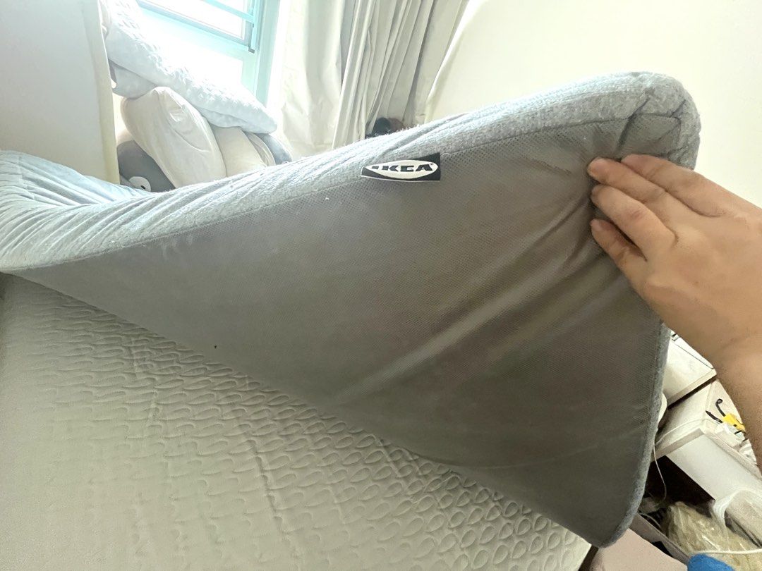 IKEA Mattress Topper - Grey （分類：床架及床褥）位於 Hong Kong。 由 allybabao 提交（商品編號 1460636685，圖片 3）。簡介： Selling an IKEA mattress topper. It's grey and fits a double bed. Adds a bit of comfort to your mattress. Easy to put on and take off. Good for making your bed feel softer. Selling because it's no longer needed. Size 135*185*10cm thickness Trade at Tsing Yi MTR station。
