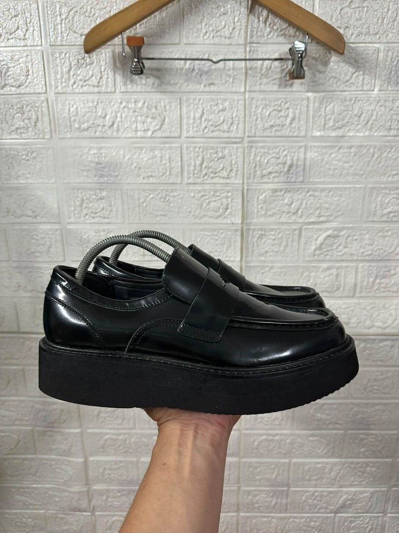 INITIAL GENTLEMAN BLACK LEATHER (Category: Casual Shoes) located in Bacoor. Submitted by arlenelamery (Listing ID 1460638898, Image 3). Description: INITIAL GENTLEMAN BLACK LEATHER LOAFERS AUTHENTIC EXCELLENT CONDITION NO ISSUE SIZE 42 ON TAG SIZE 8.5 to 9 Price 2500 + SF PM MODE OF PAYMENT TRU GCASH LOC CAVITE.