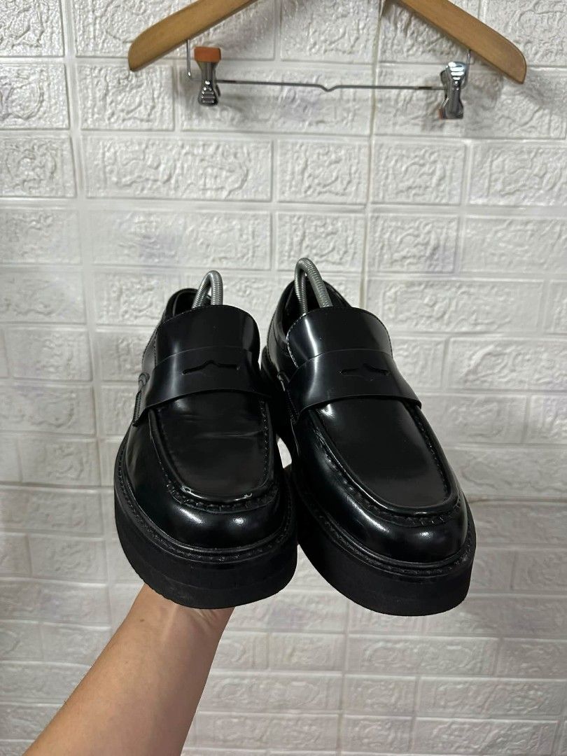 INITIAL GENTLEMAN BLACK LEATHER (Category: Casual Shoes) located in Bacoor. Submitted by arlenelamery (Listing ID 1460638898, Image 2). Description: INITIAL GENTLEMAN BLACK LEATHER LOAFERS AUTHENTIC EXCELLENT CONDITION NO ISSUE SIZE 42 ON TAG SIZE 8.5 to 9 Price 2500 + SF PM MODE OF PAYMENT TRU GCASH LOC CAVITE.