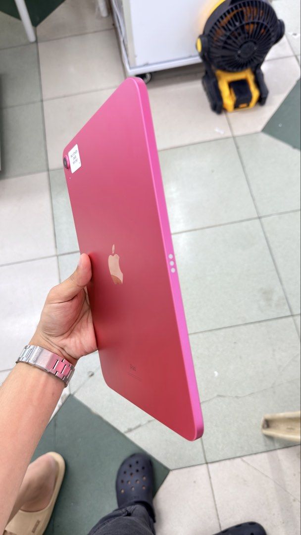 iPad 10th Gen 256gb Wifi No issue (Category: iPad) located in Manila. Submitted by carimgadgets (Listing ID 1460655540, Image 2). Description: .